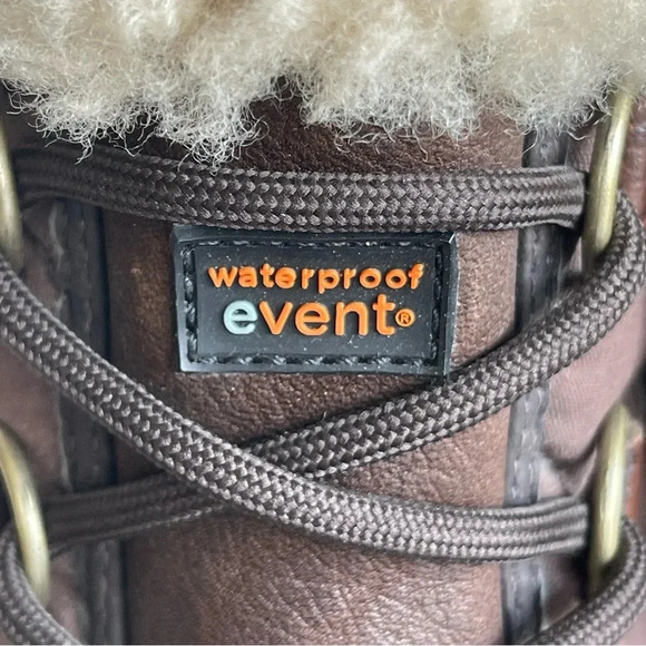 UGG Women's NEWBERRY 3224-STT Quitted Snow Boot (Waterproof, Shearling Lined) - Picture 12 of 14